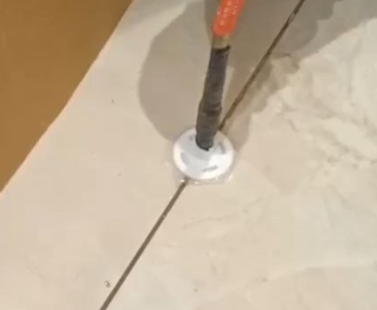 铁山瓷砖空鼓维修公司专业解答瓷砖在铺贴过程中，如果没有涂抹均匀到位的粘结材料（如水泥砂浆或瓷砖胶），可能会导致以下问题